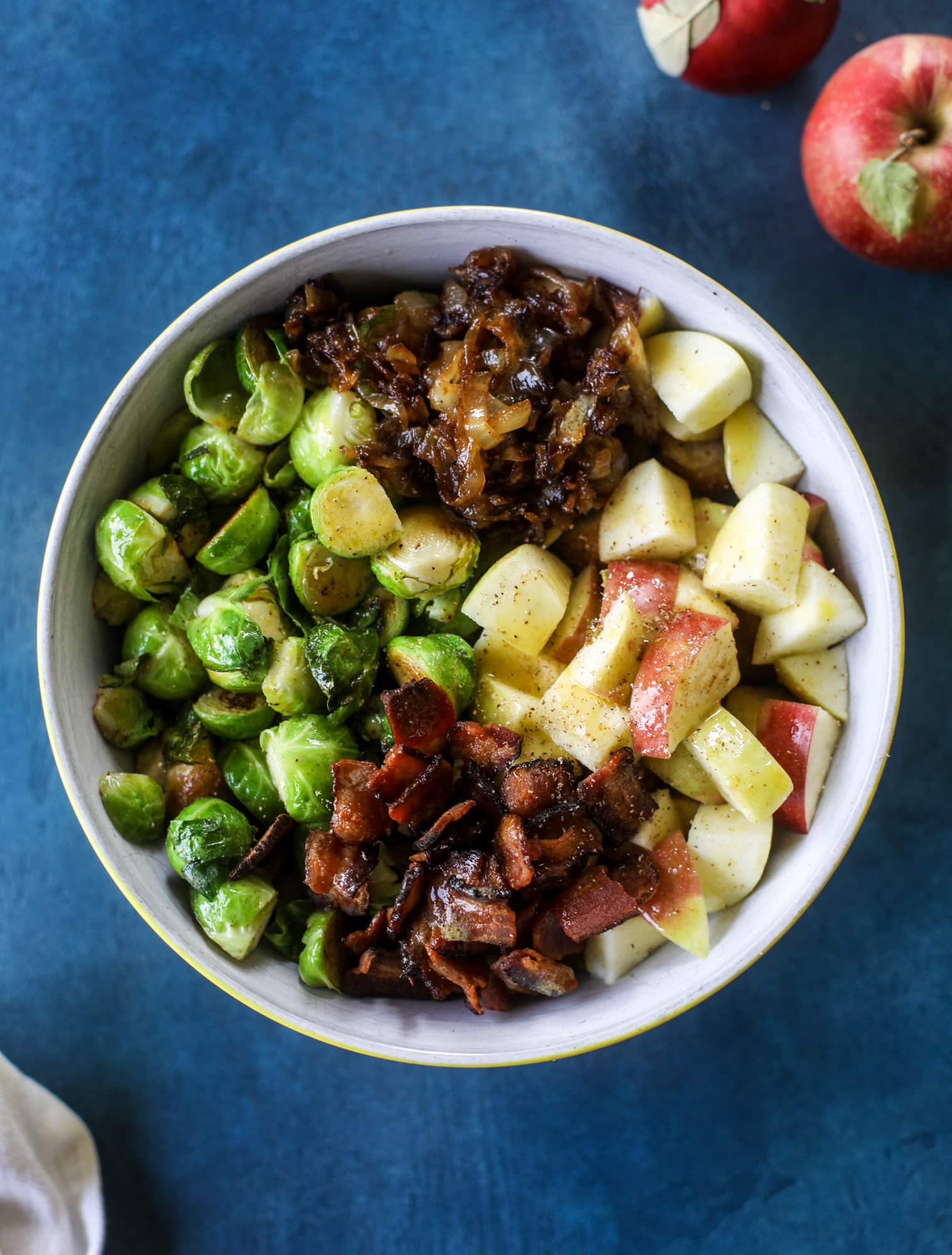 This soft pretzel panzanella with mustard vinaigrette is the best flavor combination for a fall salad there is! Crispy bacon, brussels sprouts, caramelized onion and chopped apple comes together to make for a satisfying delicious autumn salad. I howsweeteats.com #soft #pretzel #panzanella #mustard #apple #brusselssprouts