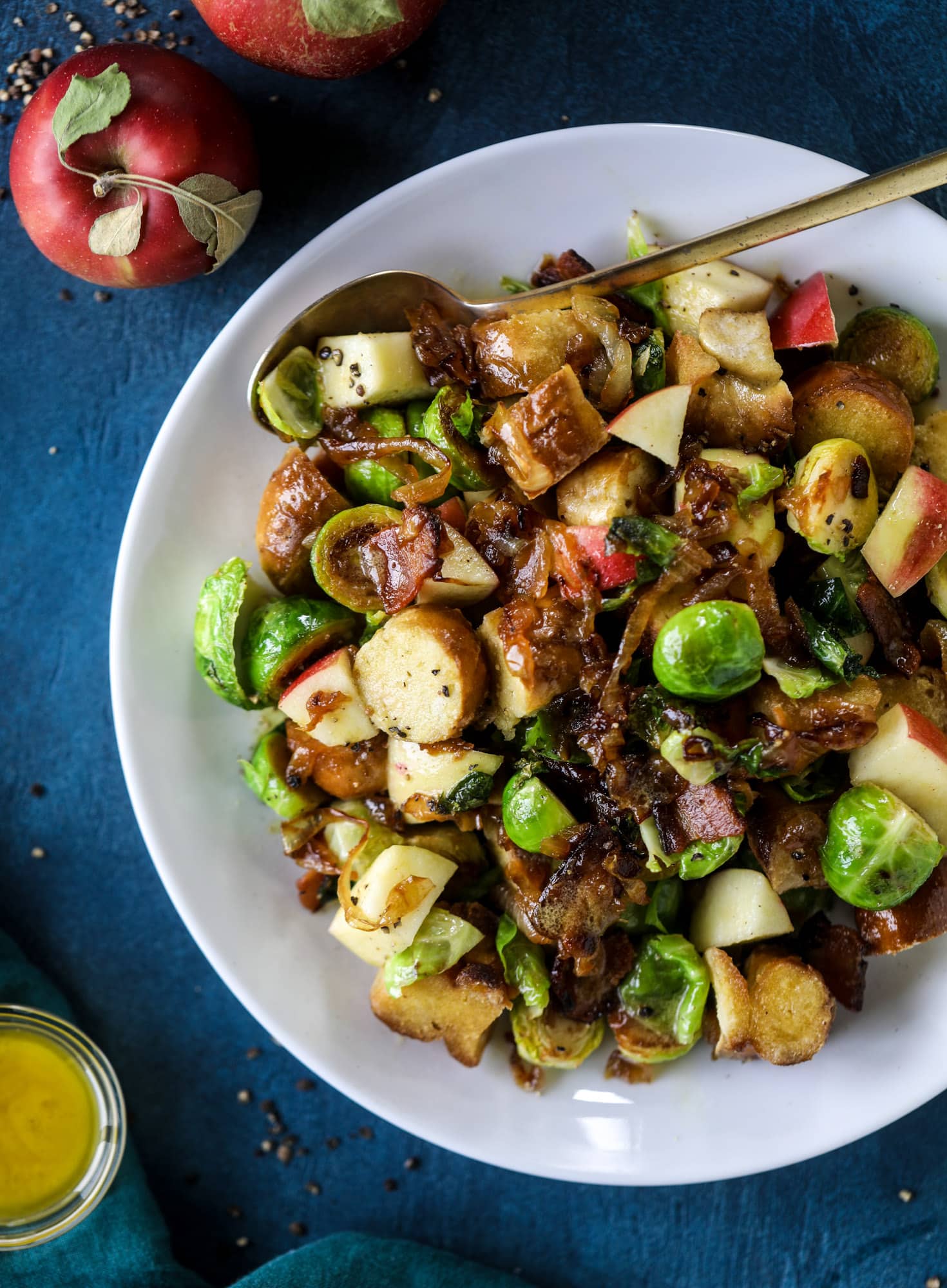 This soft pretzel panzanella with mustard vinaigrette is the best flavor combination for a fall salad there is! Crispy bacon, brussels sprouts, caramelized onion and chopped apple comes together to make for a satisfying delicious autumn salad. I howsweeteats.com #soft #pretzel #panzanella #mustard #apple #brusselssprouts