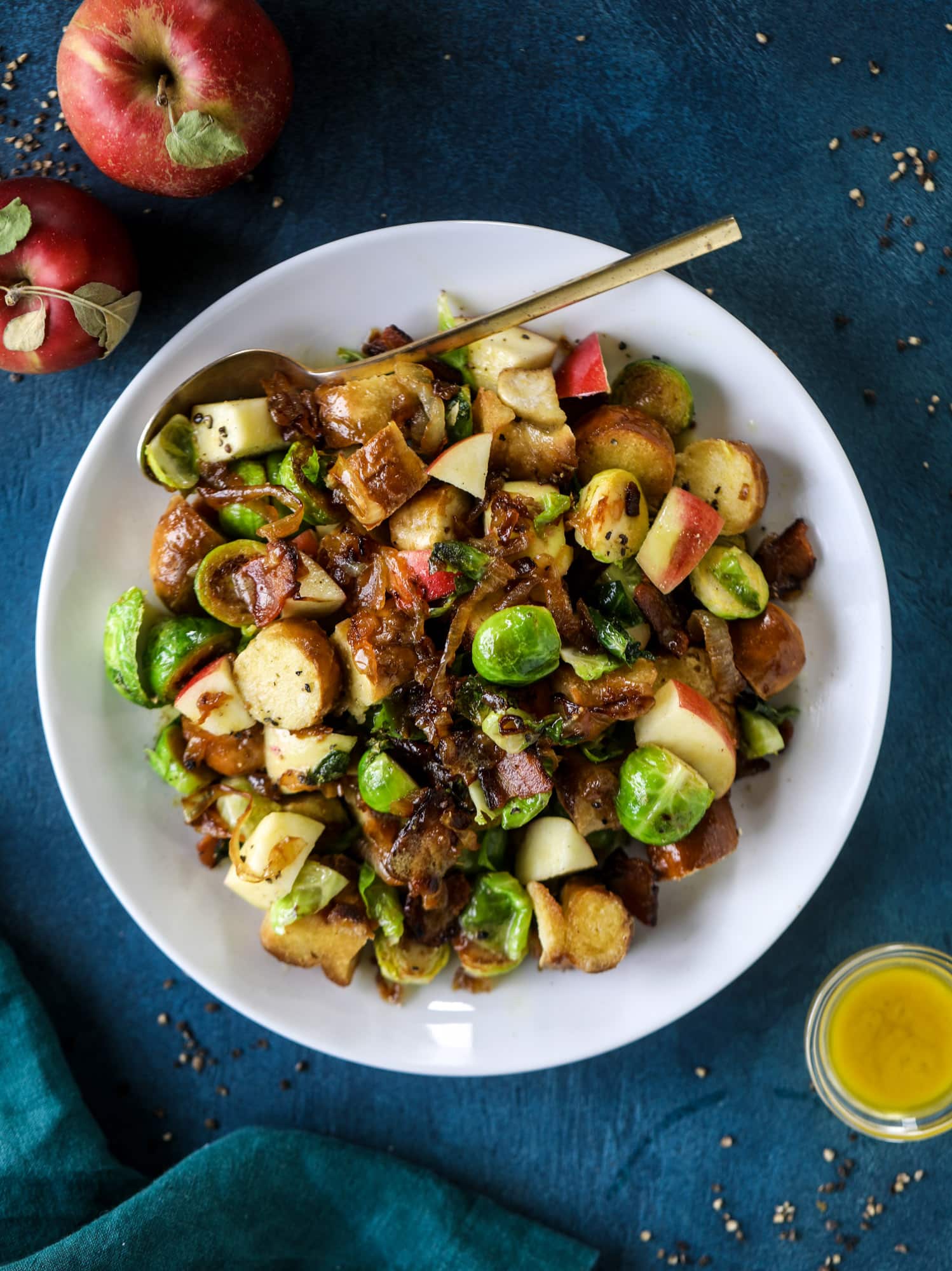 This soft pretzel panzanella with mustard vinaigrette is the best flavor combination for a fall salad there is! Crispy bacon, brussels sprouts, caramelized onion and chopped apple comes together to make for a satisfying delicious autumn salad. I howsweeteats.com #soft #pretzel #panzanella #mustard #apple #brusselssprouts