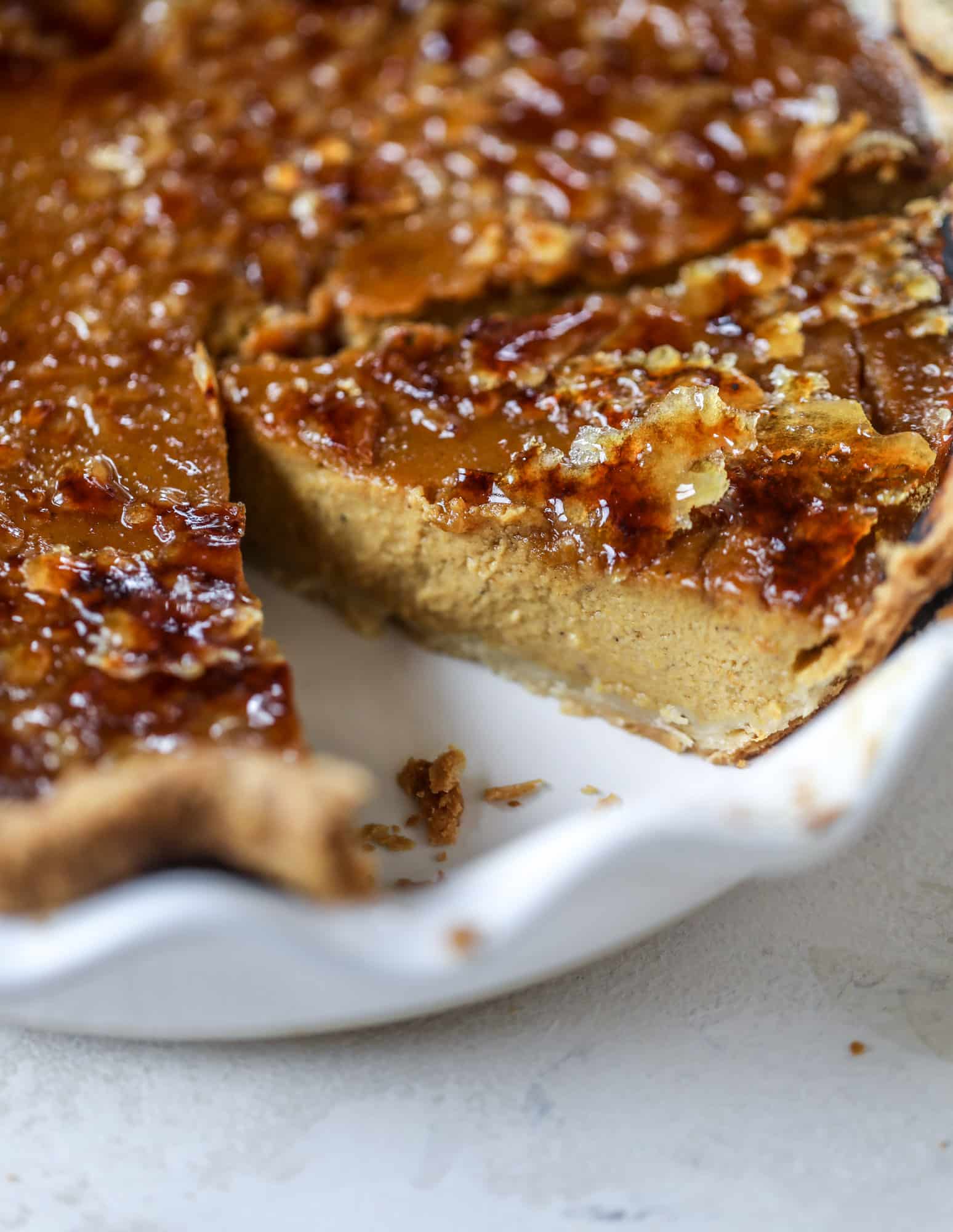 This brûlée pumpkin pie is the best of both worlds in pumpkin desserts! A delicious flaky crust, a creamy pumpkin filling and a crunchy, crispy topping - brûléed sugar right before serving. It's a whole new way to serve pumpkin pie! I howsweeteats.com #pumpkinpie #brulee