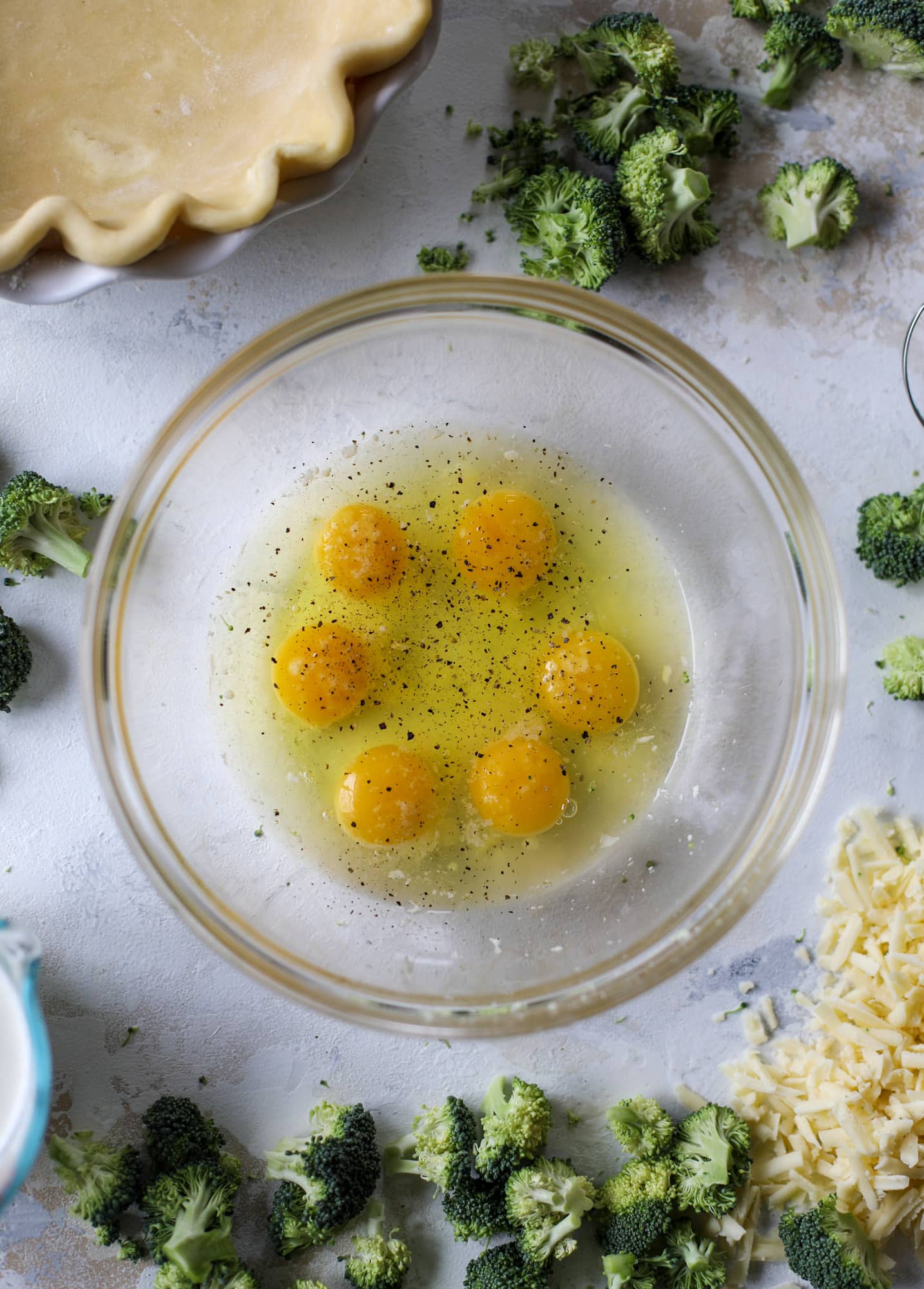 This broccoli cheese quiche is absolutely perfect for brunch, lunch or even dinner! It's delicious served warm or cold, perfect paired with a greens salad and is a recipe that can be made ahead of time! I howsweeteats.com #broccolicheese #quiche