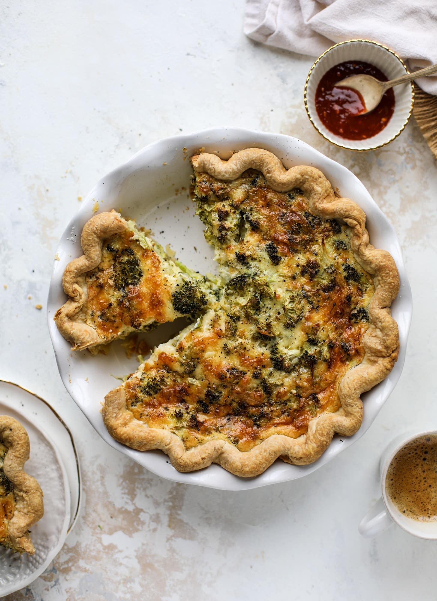 This broccoli cheese quiche is absolutely perfect for brunch, lunch or even dinner! It's delicious served warm or cold, perfect paired with a greens salad and is a recipe that can be made ahead of time! I howsweeteats.com #broccolicheese #quiche