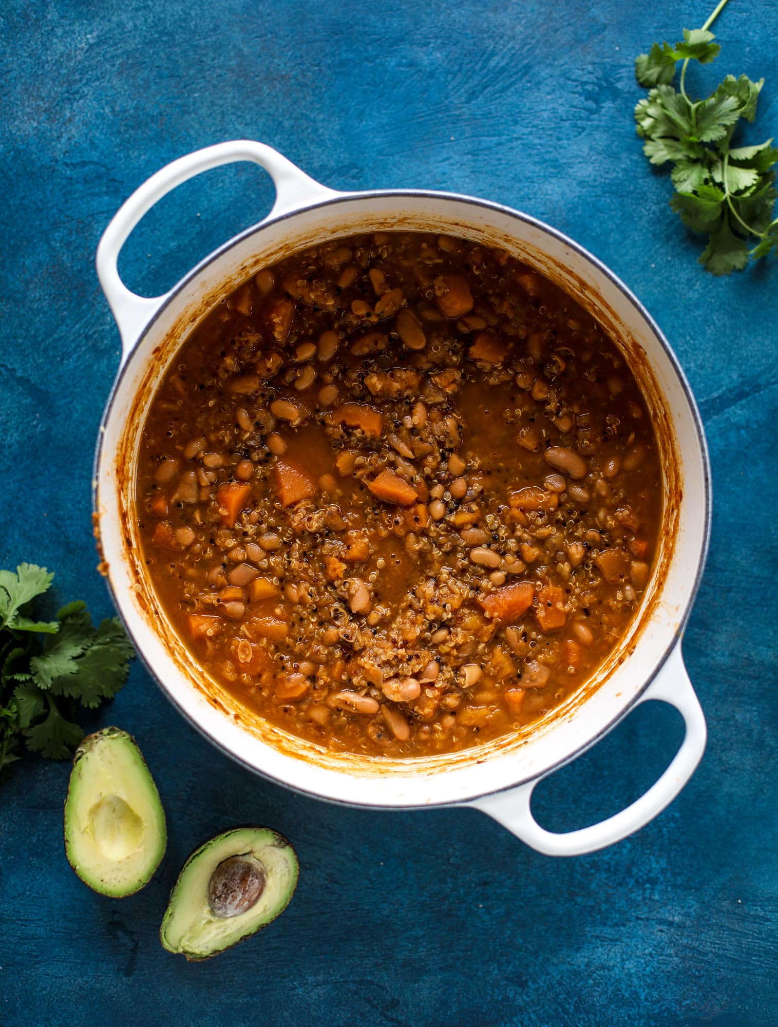 This butternut squash chili is super satisfying and delicious! It's made with pinto beans and quinoa, comes together quickly and is filling and perfect to reheat for lunches. Everything you want in a vegetarian chili! I howsweeteats.com #butternutsquash #chili