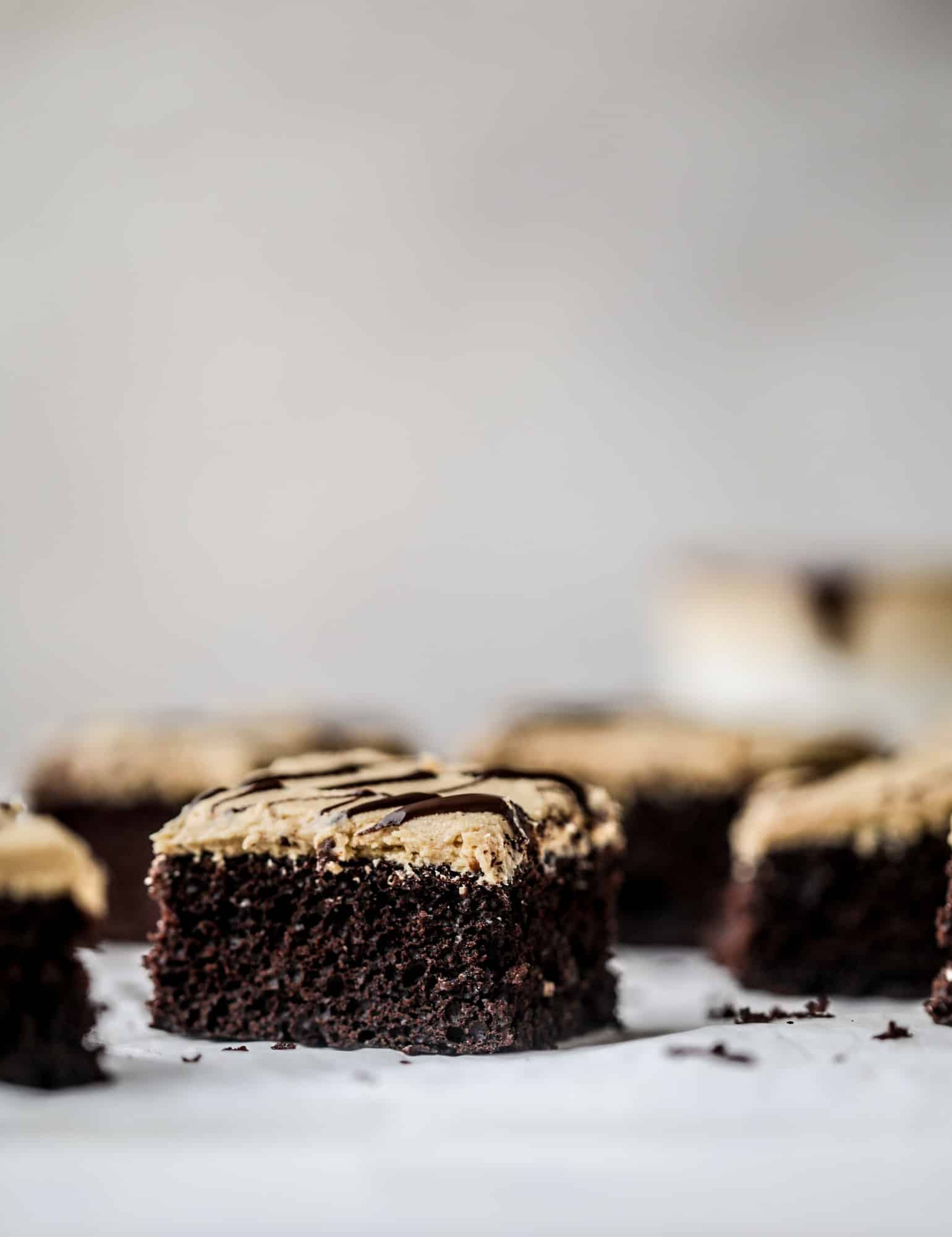 Easy chocolate peanut butter cake is the way to my heart. Moist chocolate cake, fluffy peanut butter frosting. It's the perfect dessert, anytime! I howsweeteats.com #chocolatepeanutbutter #cake