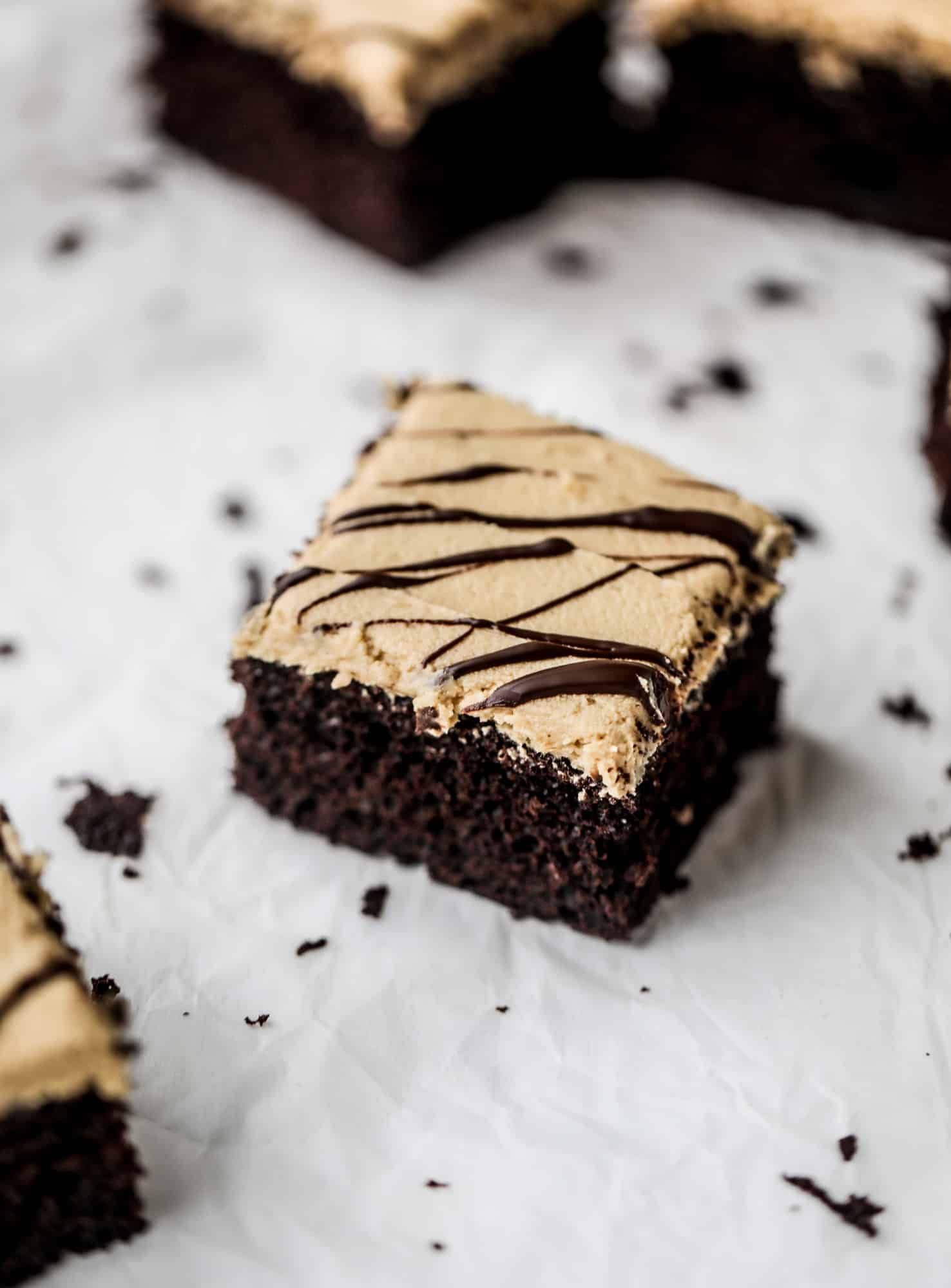 Easy chocolate peanut butter cake is the way to my heart. Moist chocolate cake, fluffy peanut butter frosting. It's the perfect dessert, anytime! I howsweeteats.com #chocolatepeanutbutter #cake