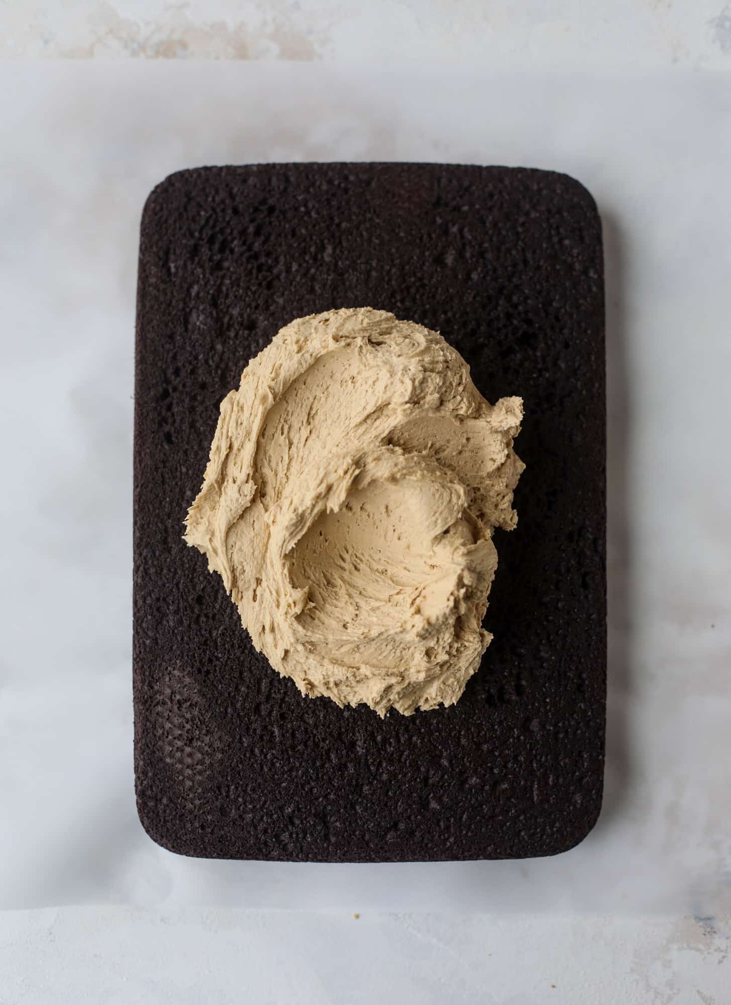 Easy chocolate peanut butter cake is the way to my heart. Moist chocolate cake, fluffy peanut butter frosting. It's the perfect dessert, anytime! I howsweeteats.com #chocolatepeanutbutter #cake