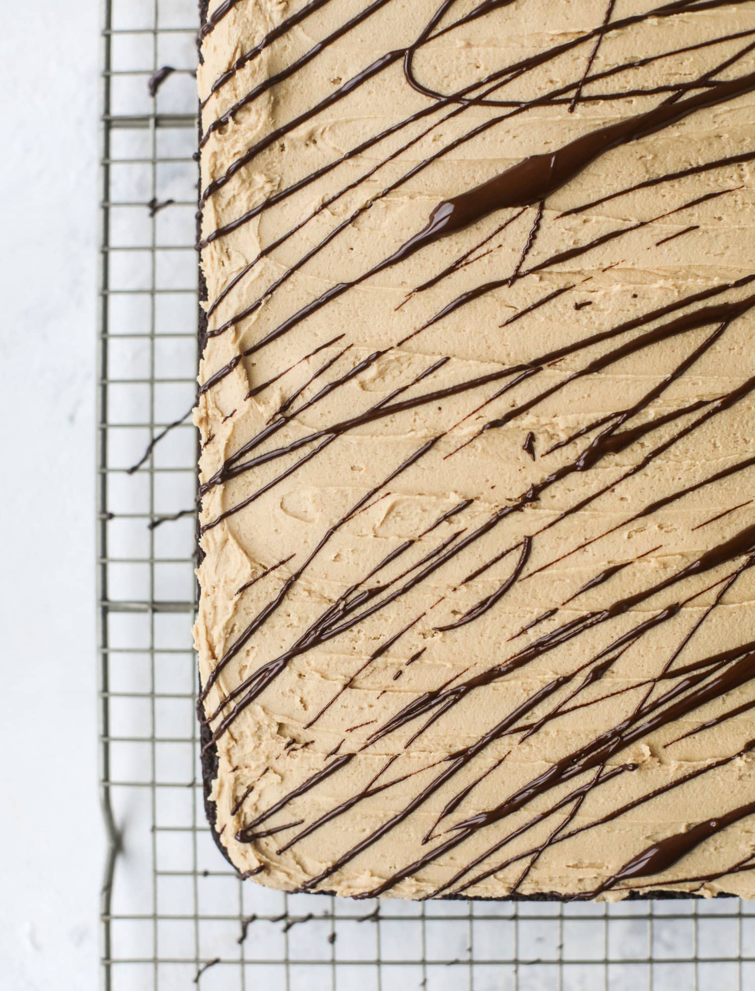 Easy chocolate peanut butter cake is the way to my heart. Moist chocolate cake, fluffy peanut butter frosting. It's the perfect dessert, anytime! I howsweeteats.com #chocolatepeanutbutter #cake