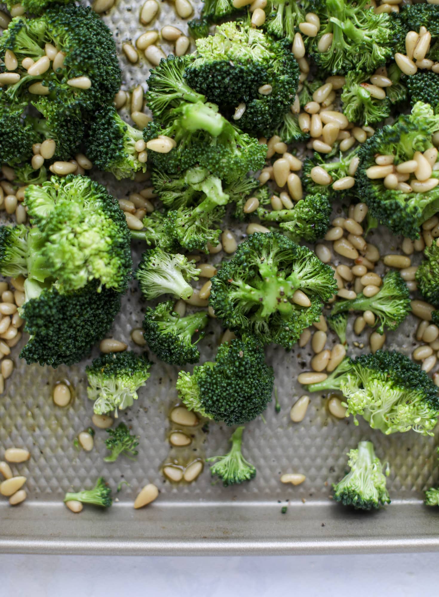 This parmesan roasted broccoli is irresistiable and will turn even the biggest broccoli haters into broccoli lovers! Major flavor in this roasted broccoli! I howsweeteats.com #parmesan #roastedbroccoli