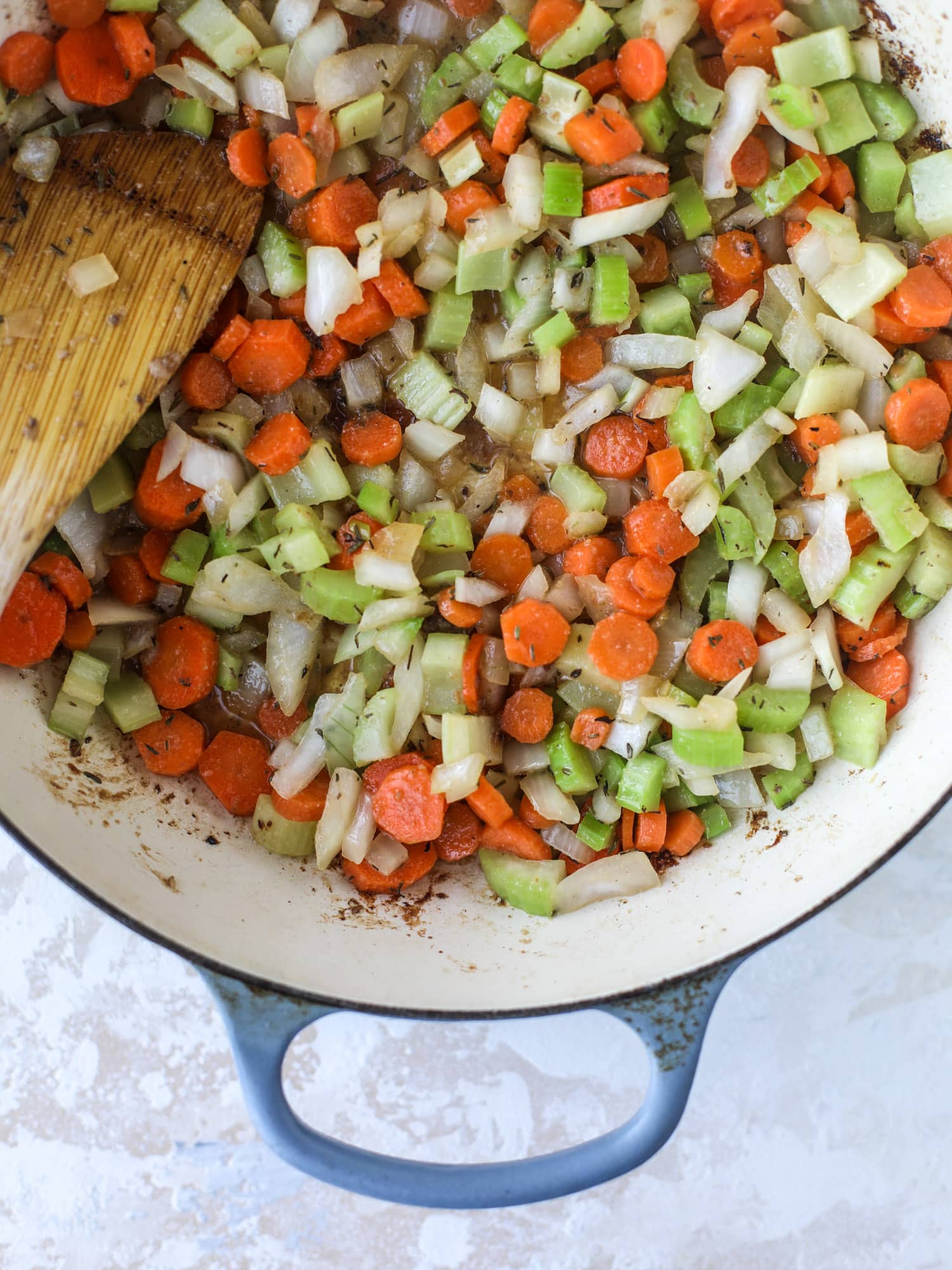  A perfect cold weather comfort food meal, Guiness pot pie has tender, fall-apart beef, lots of vegetables and is topped with buttery beer bread biscuits! I howsweeteats.com #guinness #potpie
