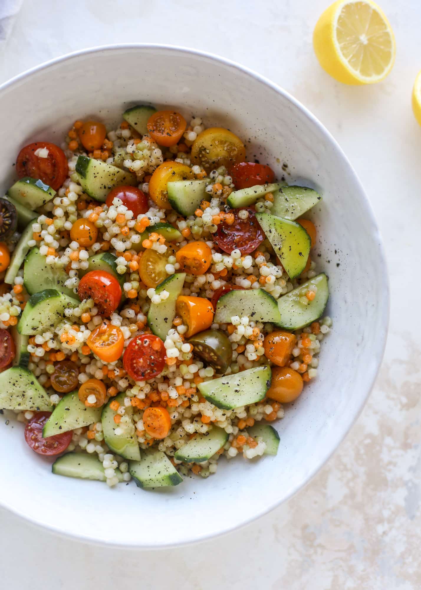 I am obsessed with these haulloumi hummus bowls for lunch or dinner. Couscous, veggies, crispy halloumi cheese and hummus with lots of lemon. Yum! I howsweeteats.com #halloumi #hummus
