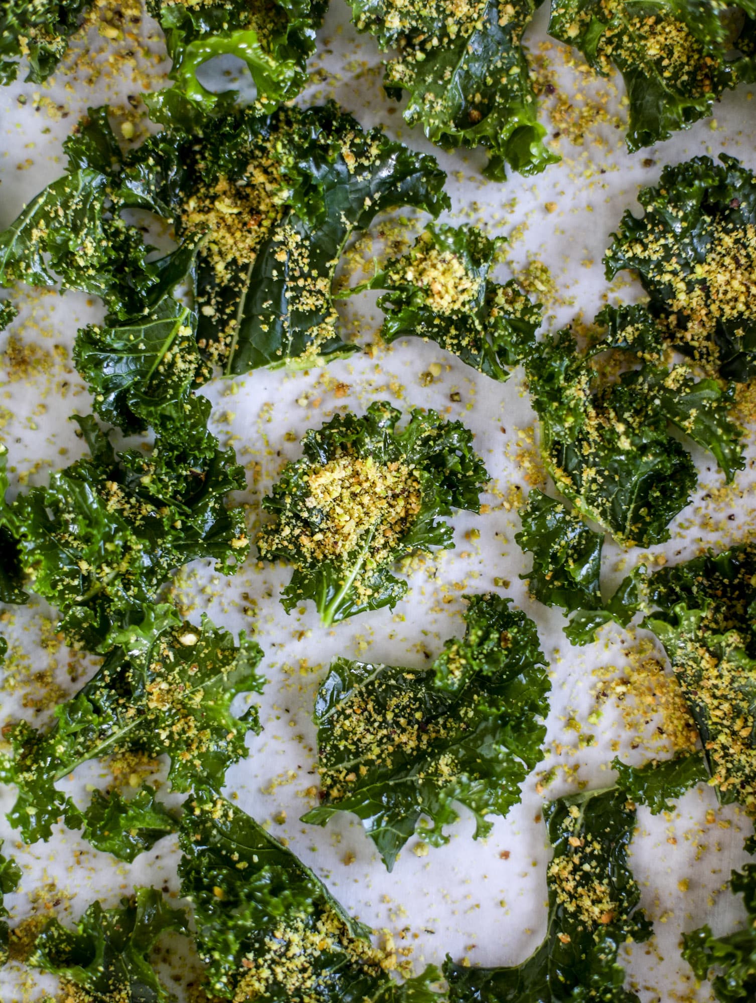 Parmesan pistachio kale chips are an easy and healthy snack - fully of nutty, cheesy flavor and crispy like regular chips! I howsweeteats.com