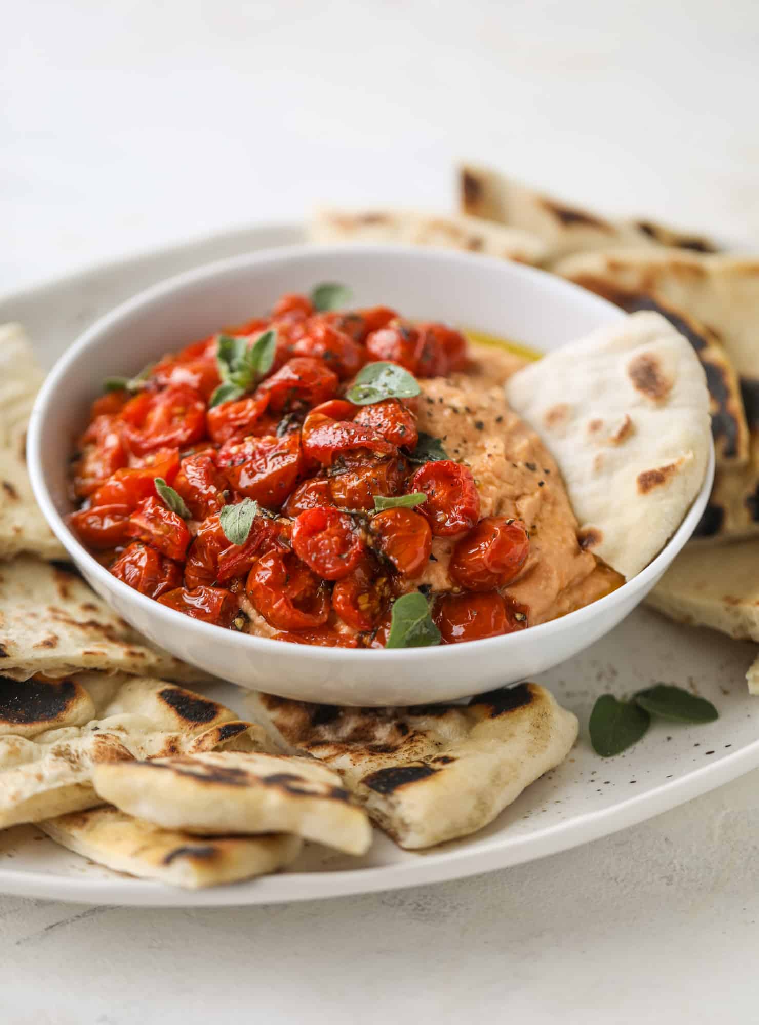 Slow roasted tomato hummus is a creamy and savory spread that is perfect for dipping, sandwiches or wraps, salads and bowls of all kind! I howsweeteats.com #slowroastedtomato #hummus