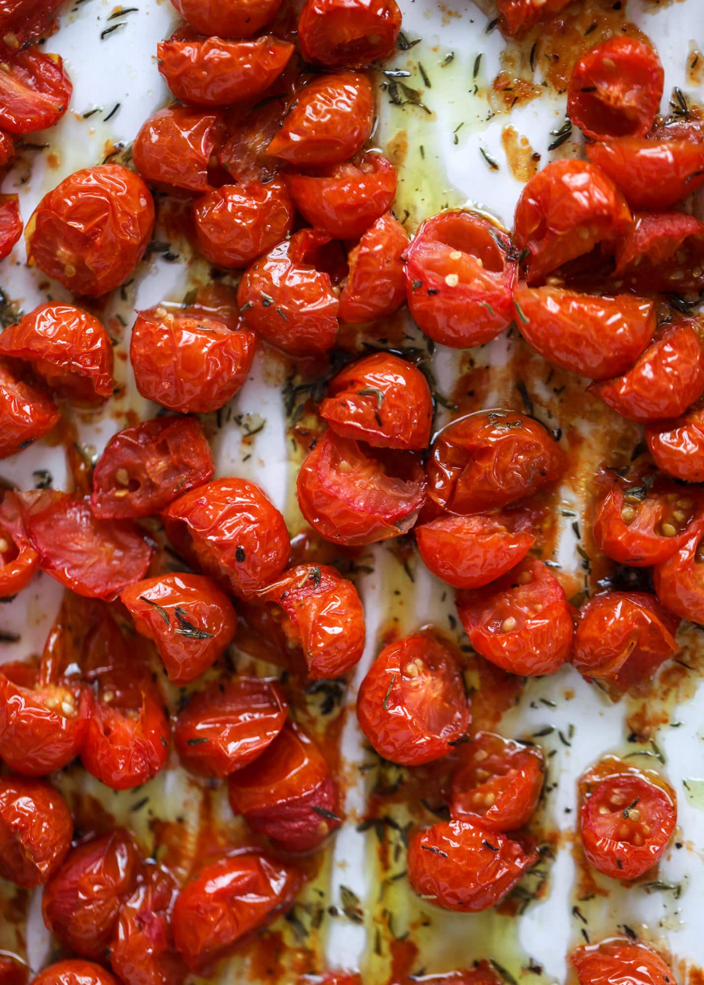 Slow roasted tomato hummus is a creamy and savory spread that is perfect for dipping, sandwiches or wraps, salads and bowls of all kind! I howsweeteats.com #slowroastedtomato #hummus