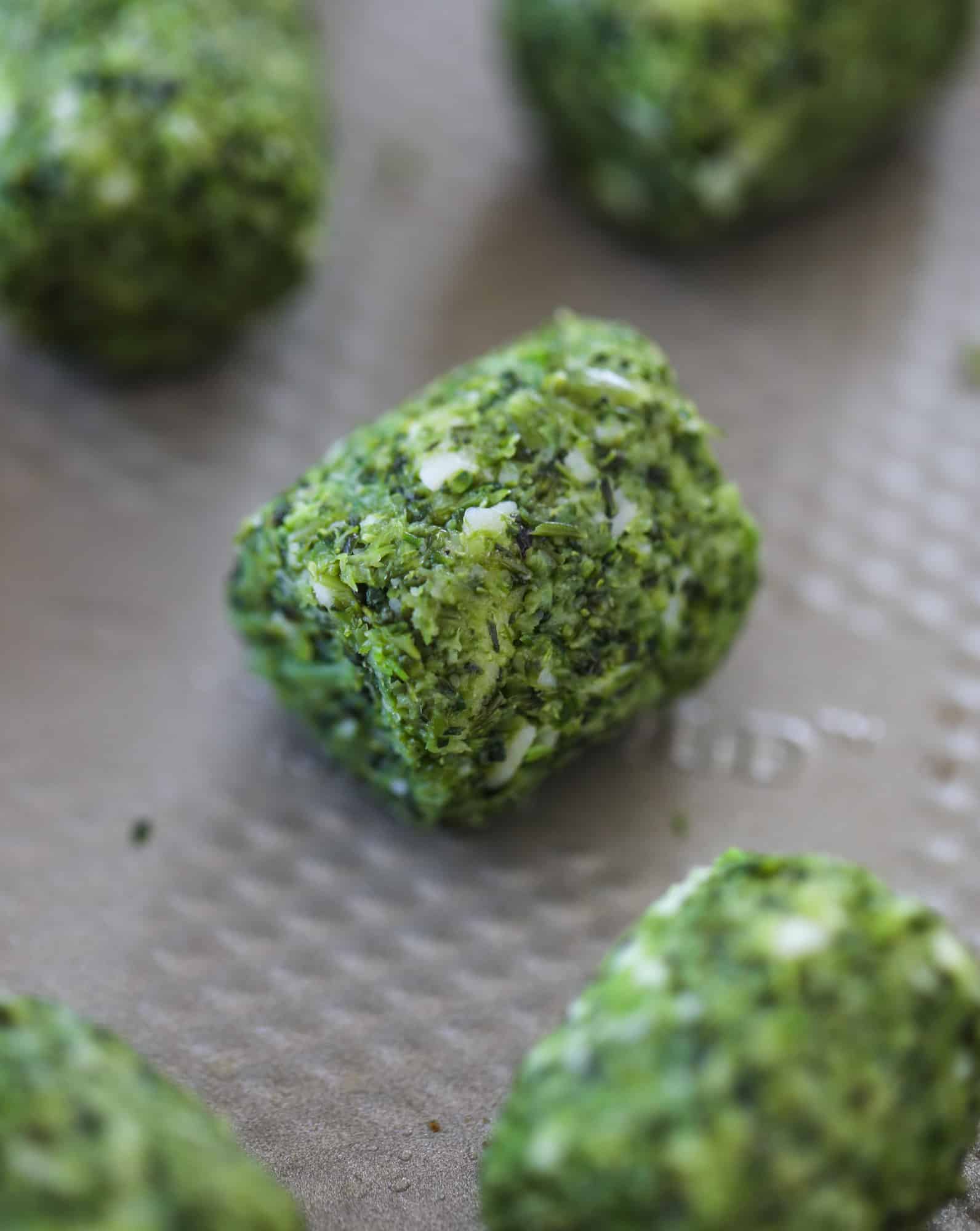 These broccoli cheddar tots are baked, crispy bites of broccoli and sharp cheddar cheese! So delicious and easy to throw together too. I howsweeteats.com #broccolicheddar #tots