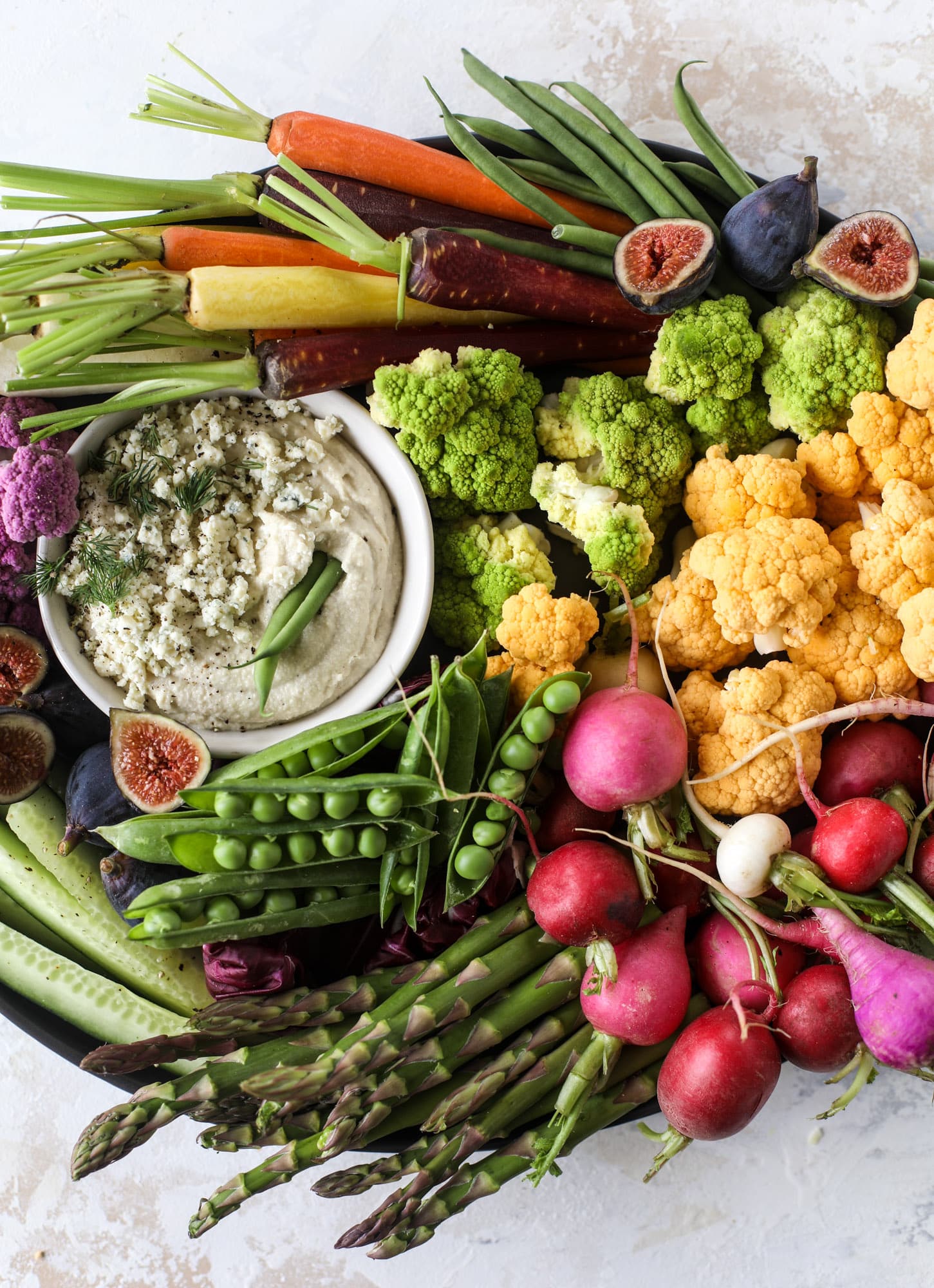 This creamy cashew blue cheese dip is a fantastic snack or appetizer! Grab some veggies, crackers and chips and get your dip on. I howsweeteats.com #bluecheese #dip