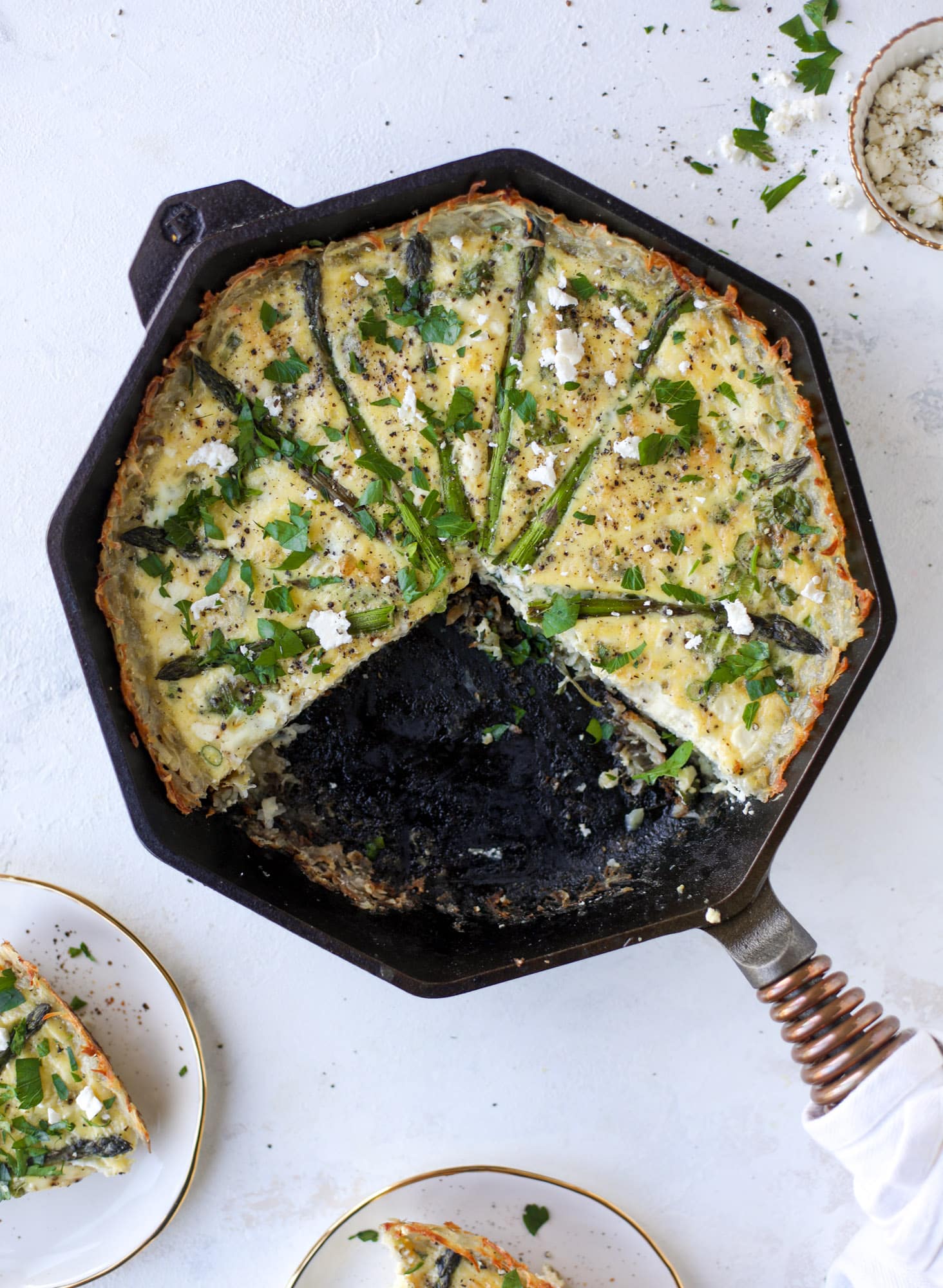 This hash brown quiche is such a fantastic meal! Perfect for brunch or dinner, the bottom is a crispy hash brown crust and the filling is divine. I howsweeteats.com #hashbrown #quiche