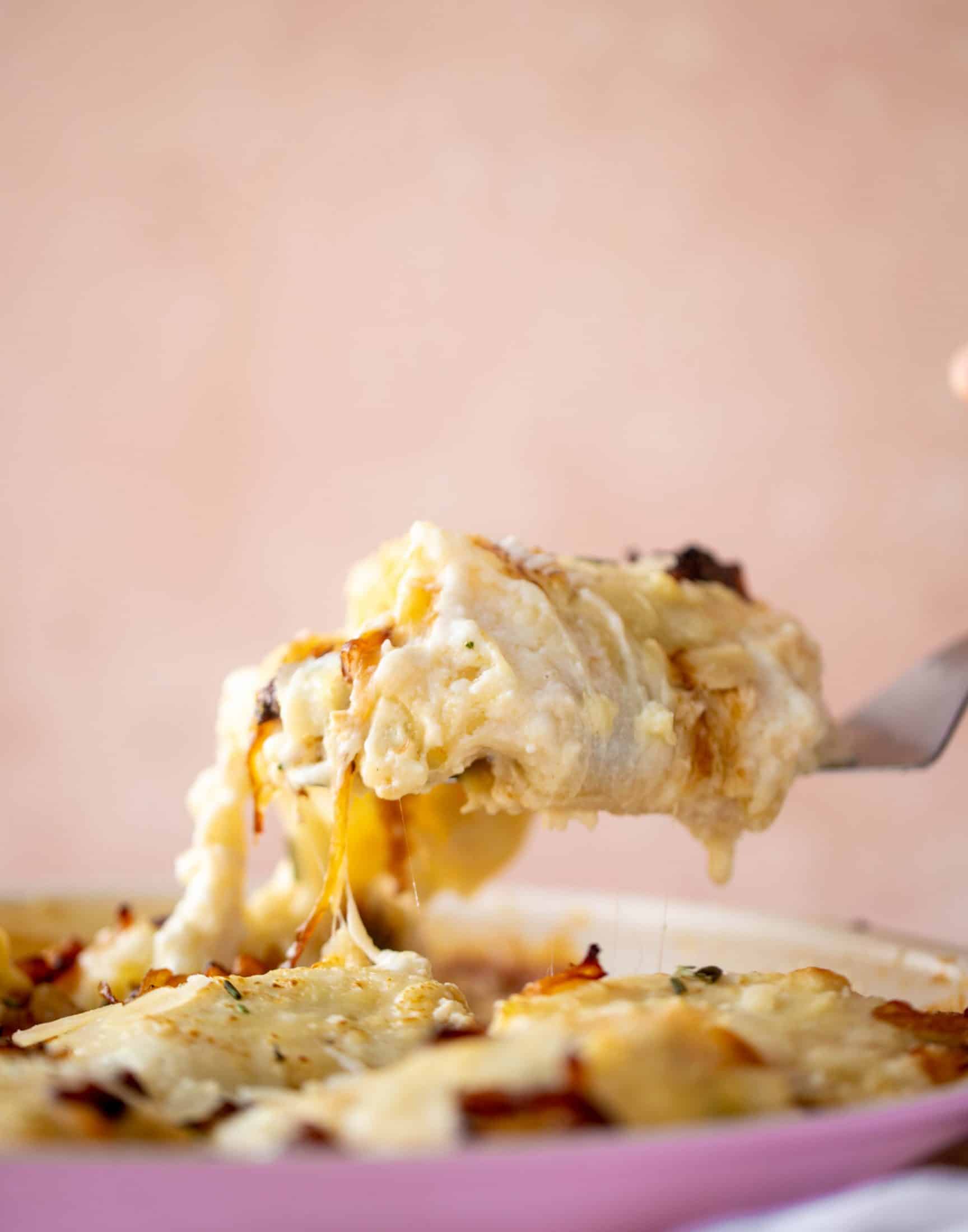 These french onion chicken lasagna roll ups are loaded with flavor! Creamy sauce, chicken, spinach, caramelized onions and gruyere cheese. Love!