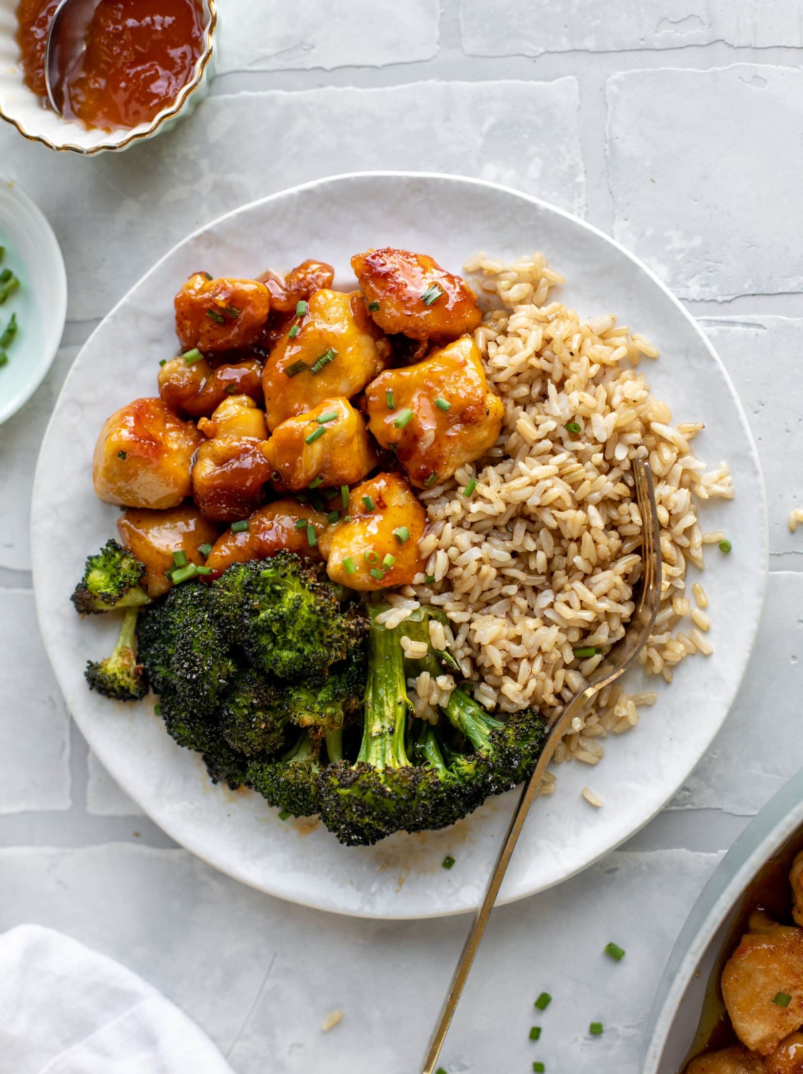 This sticky apricot chicken is so juicy and delicious! The chicken is seared and glazed with a jammy apricot sauce. Serve with broccoli and rice!