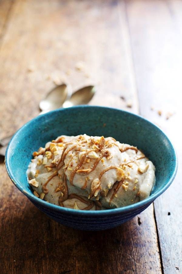 Peanut Butter Banana Ice Cream in a blue bowl.