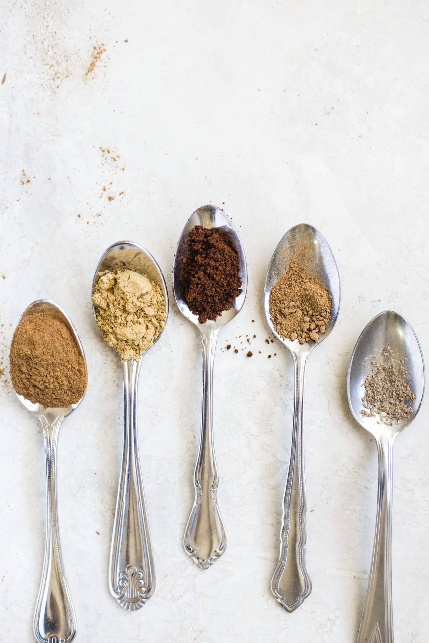 Here is exactly how you make your own homemade pumpkin pie spice! Blend together a few spices and you won't have to buy a jar ever again! It's economical, fun and you can decide how flavorful you want your pumpkin pie spice! I howsweeteats.com #pumpkin #pie #spice