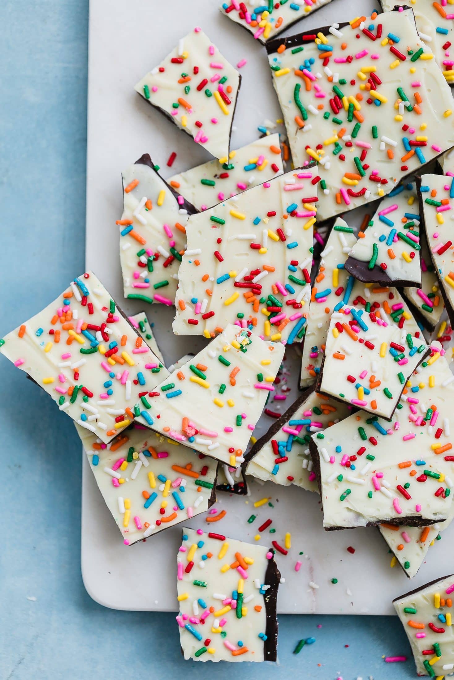 cake batter chocolate bark I howsweeteats.com #cakebatter #chocolate #bark #desserts #christmas
