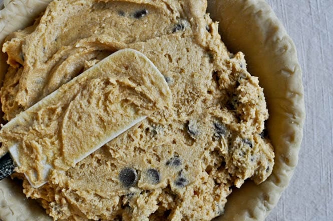 Pumpkin Chocolate Chip Cookie Pie I howsweeteats.com Pumpkin Chocolate Chip Cookie Pie I howsweeteats.com