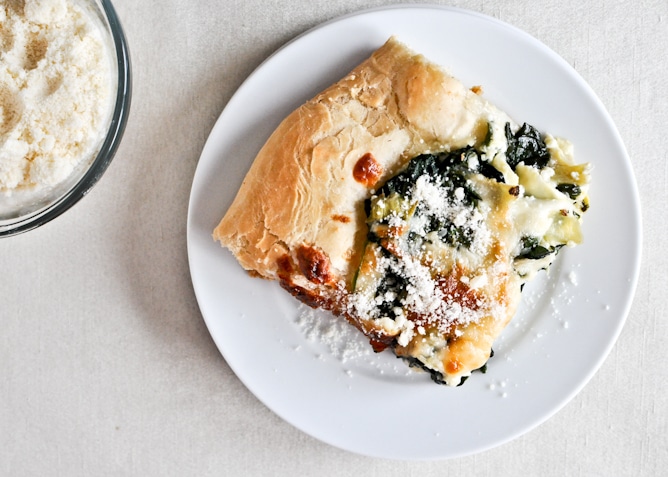 Cheesy Spinach and Artichoke Pizza I howsweeteats.com Cheesy Spinach and Artichoke Pizza I howsweeteats.com