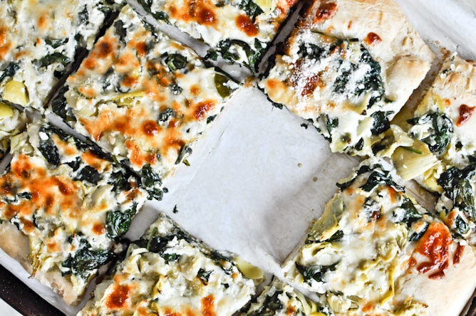 Cheesy Spinach and Artichoke Pizza I howsweeteats.com Cheesy Spinach and Artichoke Pizza I howsweeteats.com