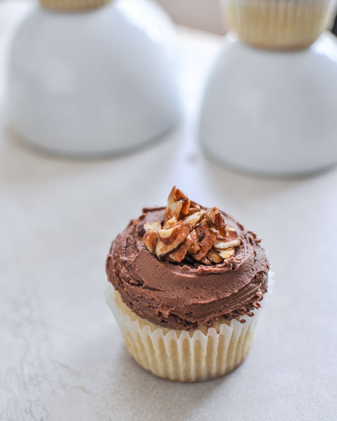 Sugared Toasted Almond Cupcakes with Chocolate Frosting I howsweeteats.com