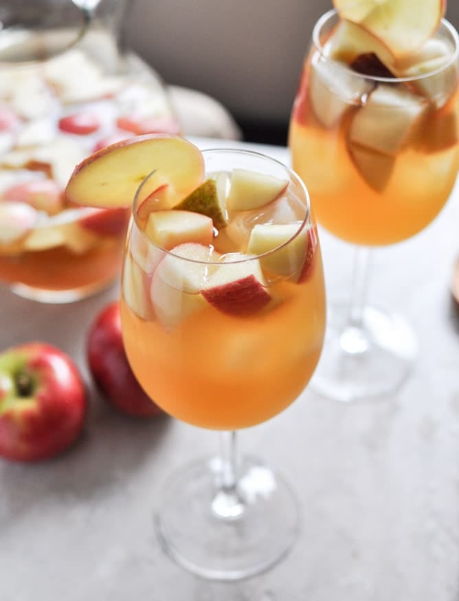 Apple Cider Sangria I howsweeteats.com