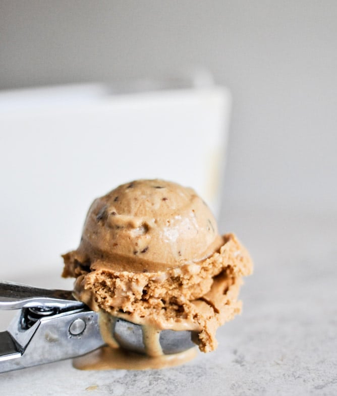 Burnt Caramel Bourbon Ice Cream with Milk Chocolate Toffee I howsweeteats.com