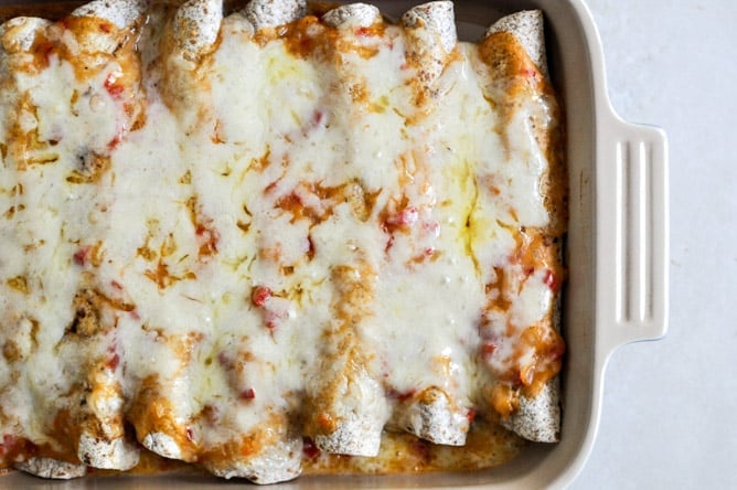 Lightened Up Chicken Enchiladas I howsweeteats.com