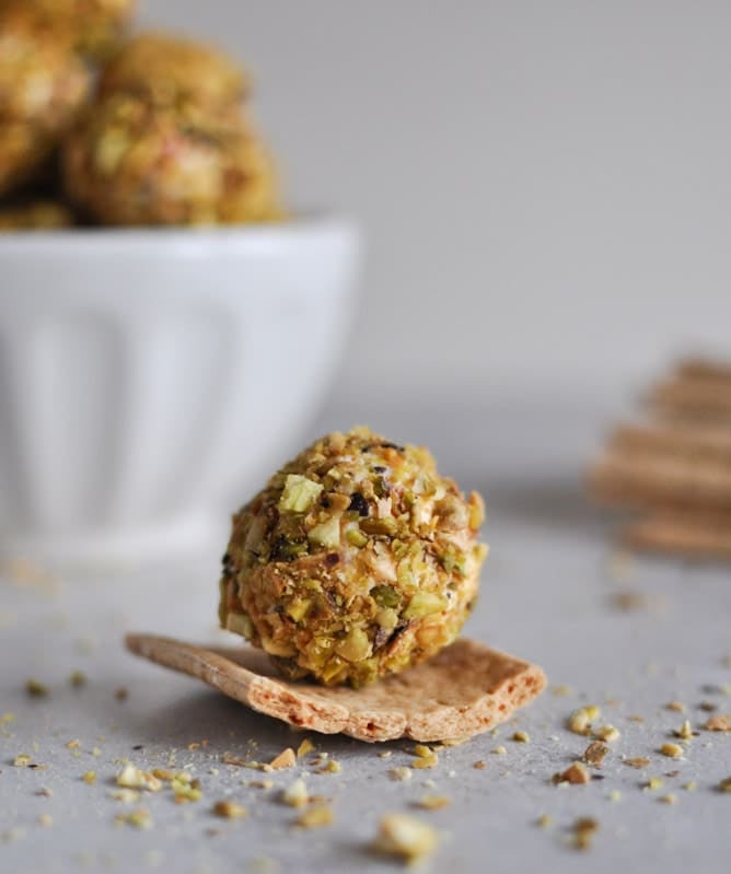 Roasted Red Pepper + Bacon Goat Cheese Truffles I howsweeteats.com