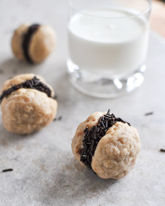 Fat Little Peanut Butter Oatmeal Cookie Sandwiches with Chocolate Ganache I howsweetetas.com