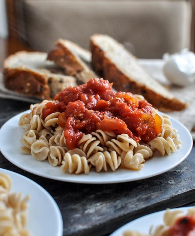 Favorite Simple Crockpot Tomato Sauce I howsweeteats.com