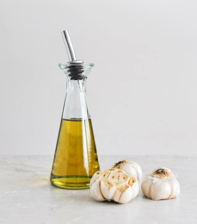 How To Make Roasted Garlic Oil I howsweeteats.com