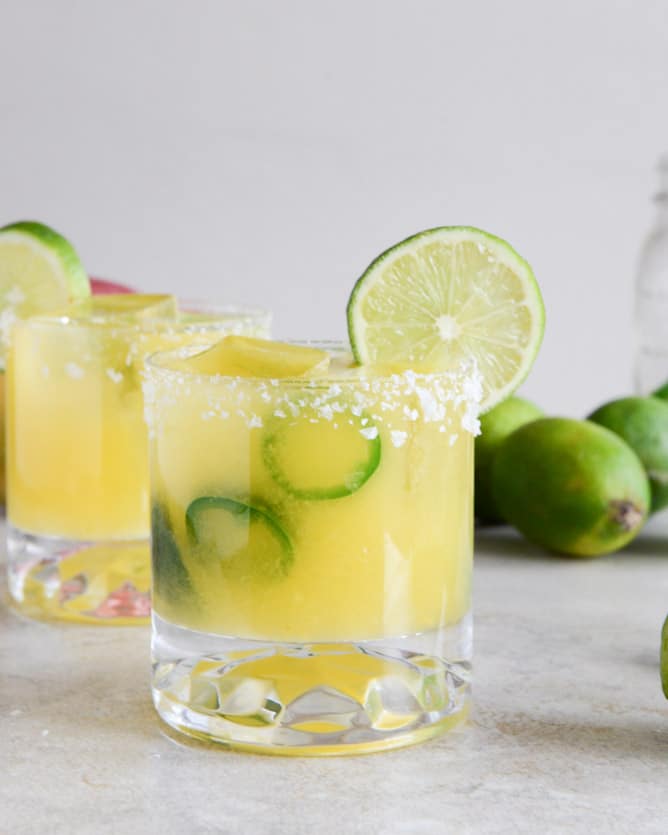 Mango Jalapeño Margaritas I howsweeteats.com
