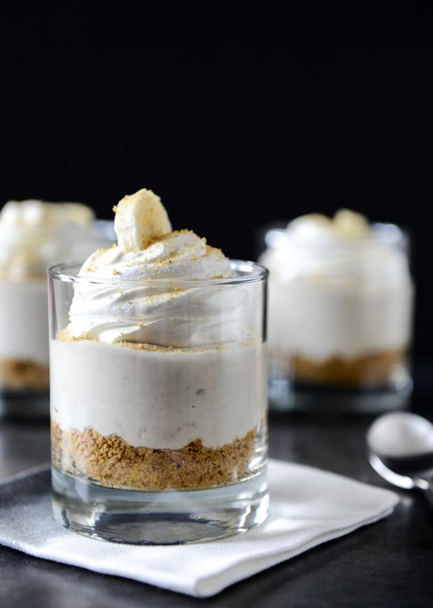 No-Bake Banana Cream Cheesecakes I howsweeteats.com