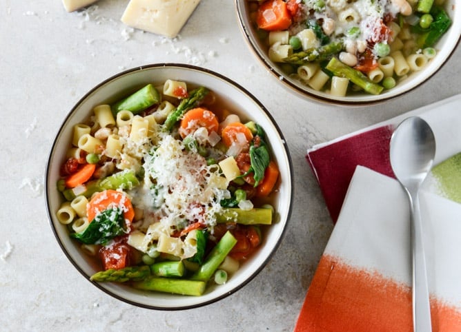 Easy Springtime Crockpot Minestrone I howsweeteats.com