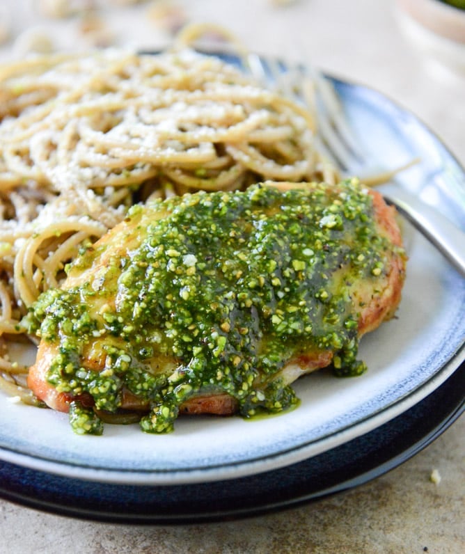 Pistachio Pesto Chicken with Whole Wheat Spaghetti I howsweeteats.com