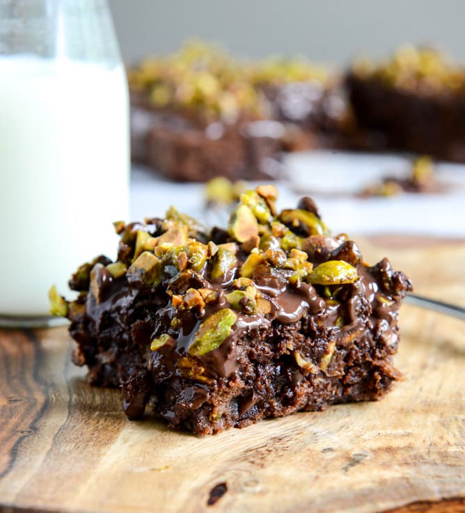 Whole Wheat Chocolate Fudge Zucchini Snack Cake with Candied Pistachios I howsweeteats.com