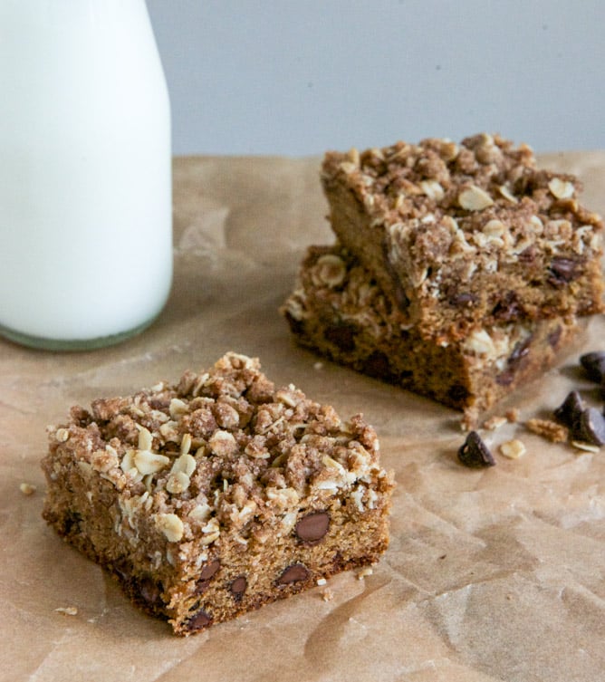 Chewy Chocolate Chip Blondies with Oatmeal Cookie Streusel I howsweeteats.com