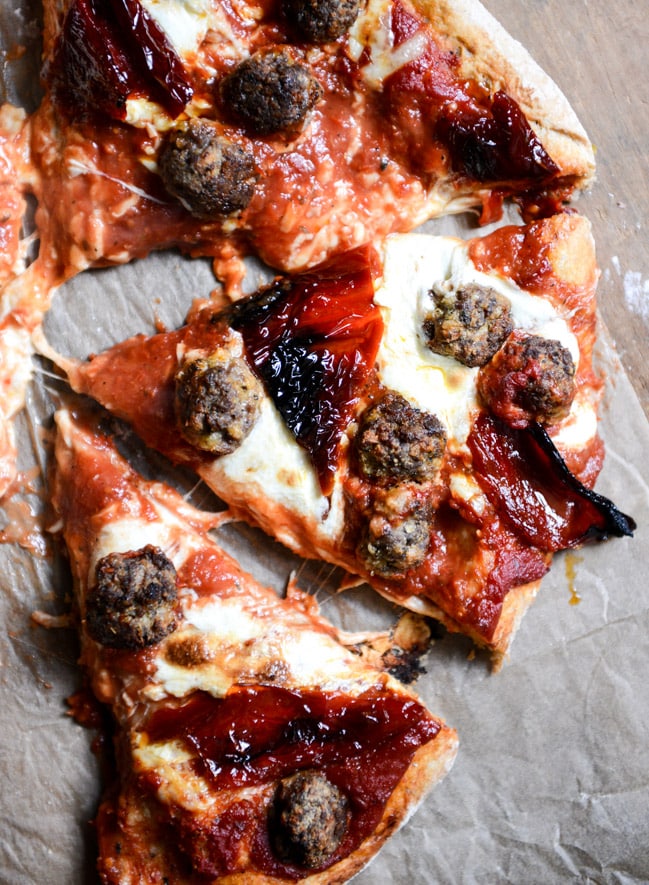 Mini Meatball Pizza with Fresh Mozzarella + Roasted Red Peppers I howsweeteats.com