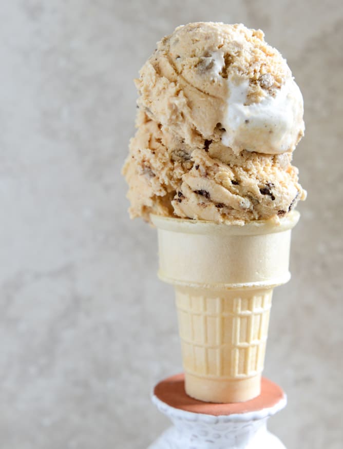 Chocolate Chip Cookies and Cream Pumpkin Marshmallow Ice Cream I howsweeteats.com