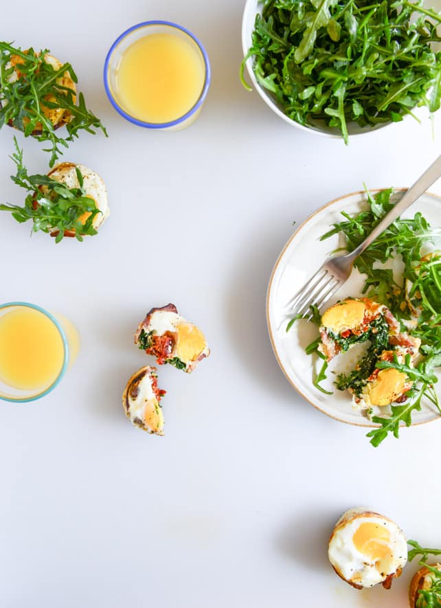 Spinach and Red Pepper Bacon Wrapped Eggs I howsweeteats.com