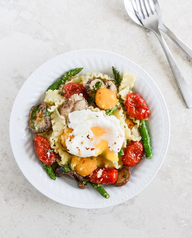 Springtime Pasta with Blistered Tomatoes and Eggs I howsweeteats.com