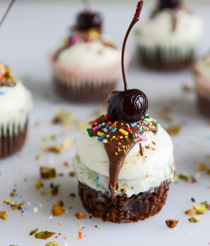 pistachio ice cream hot fudge cupcakes I howsweeteats.com