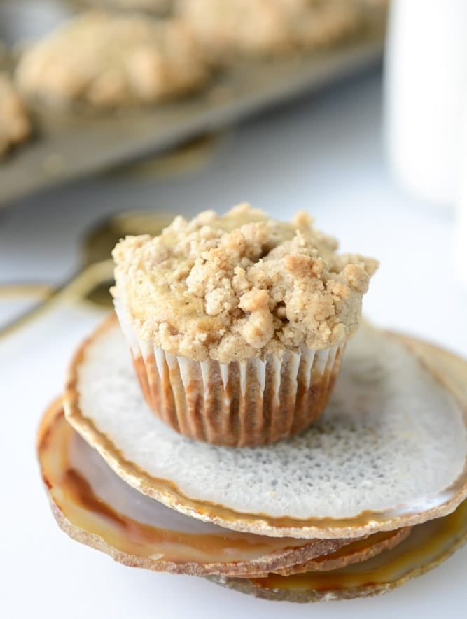 banana streusel muffins I howsweeteats.com