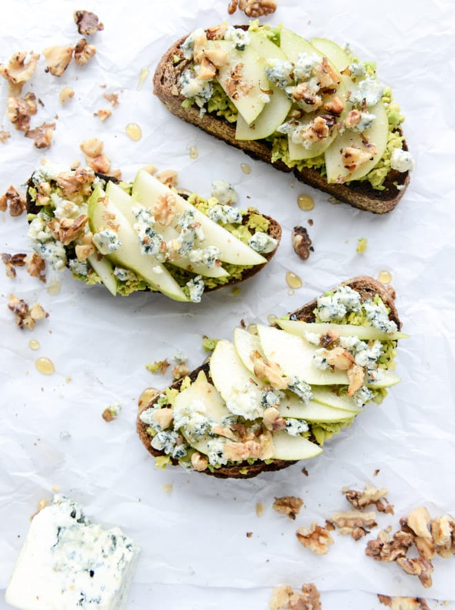 autumn avocado toast with pears, gorgonzola and cinnamon toasted walnuts I howsweeteats.com
