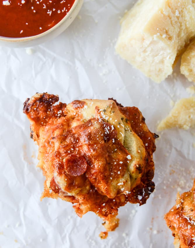 pepperoni pizza pull apart breads I howsweeteats.com